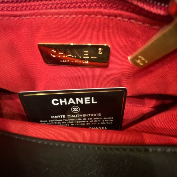 Authentic Medium Chanel 19 lambskin handbag with silver and gold hardware - Picture 6 of 14